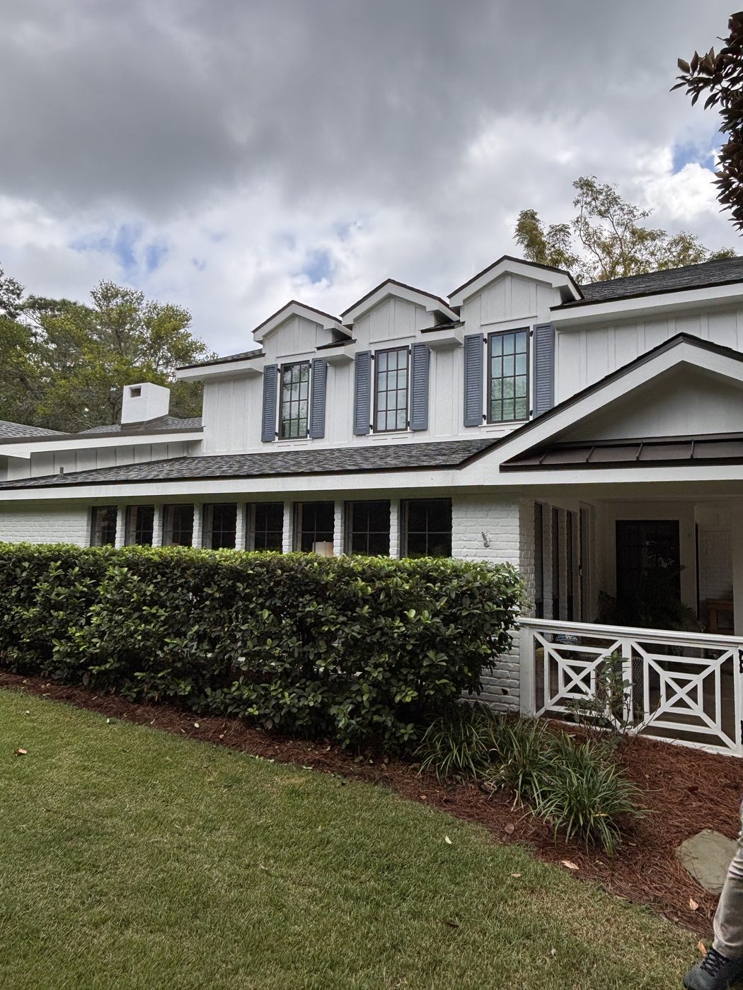 White farmhouse exterior after soft washing in Fairhope, AL